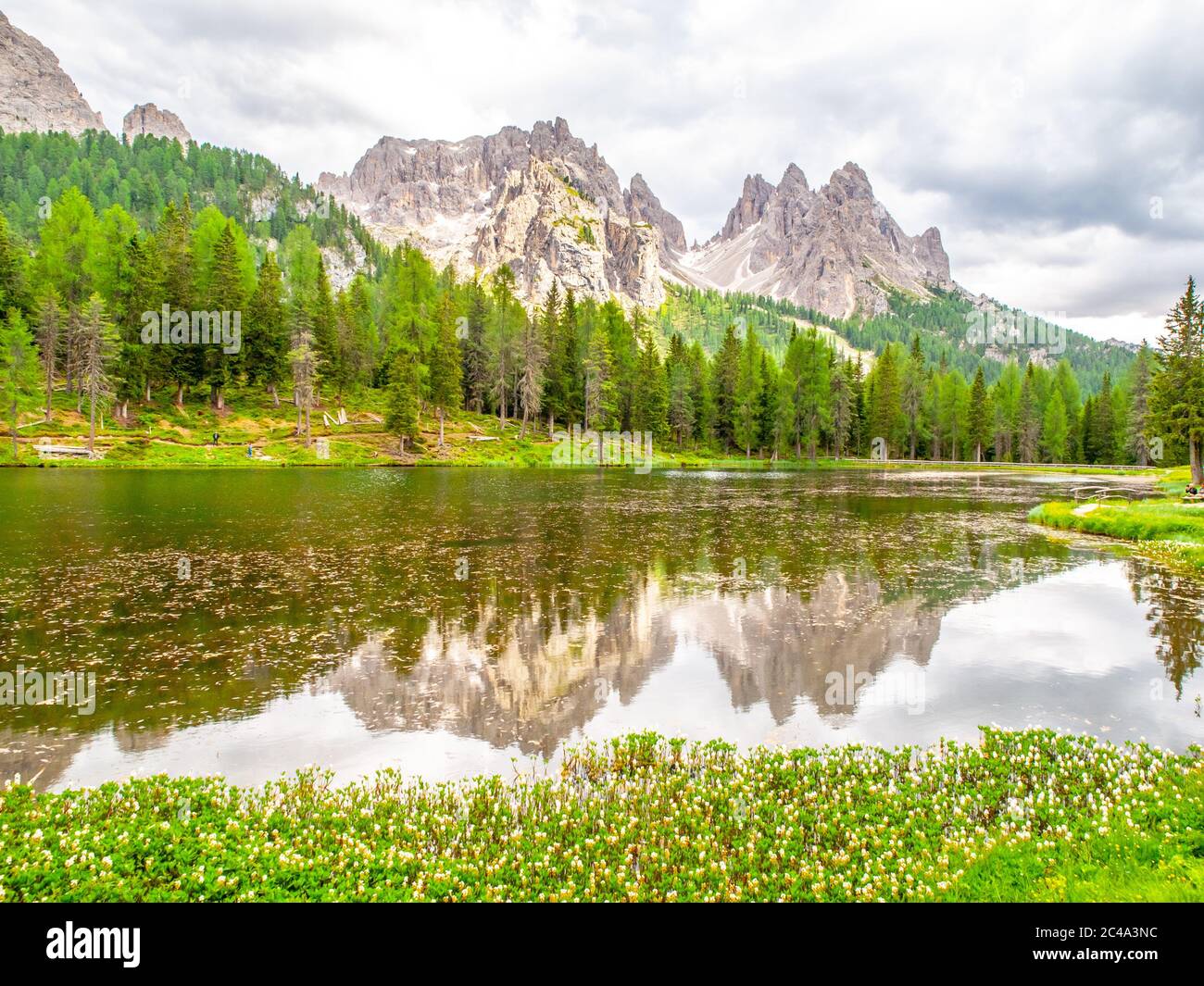 Berggipfel im Wasser des Antorno-Sees, Dolomiten, Italien. Stockfoto