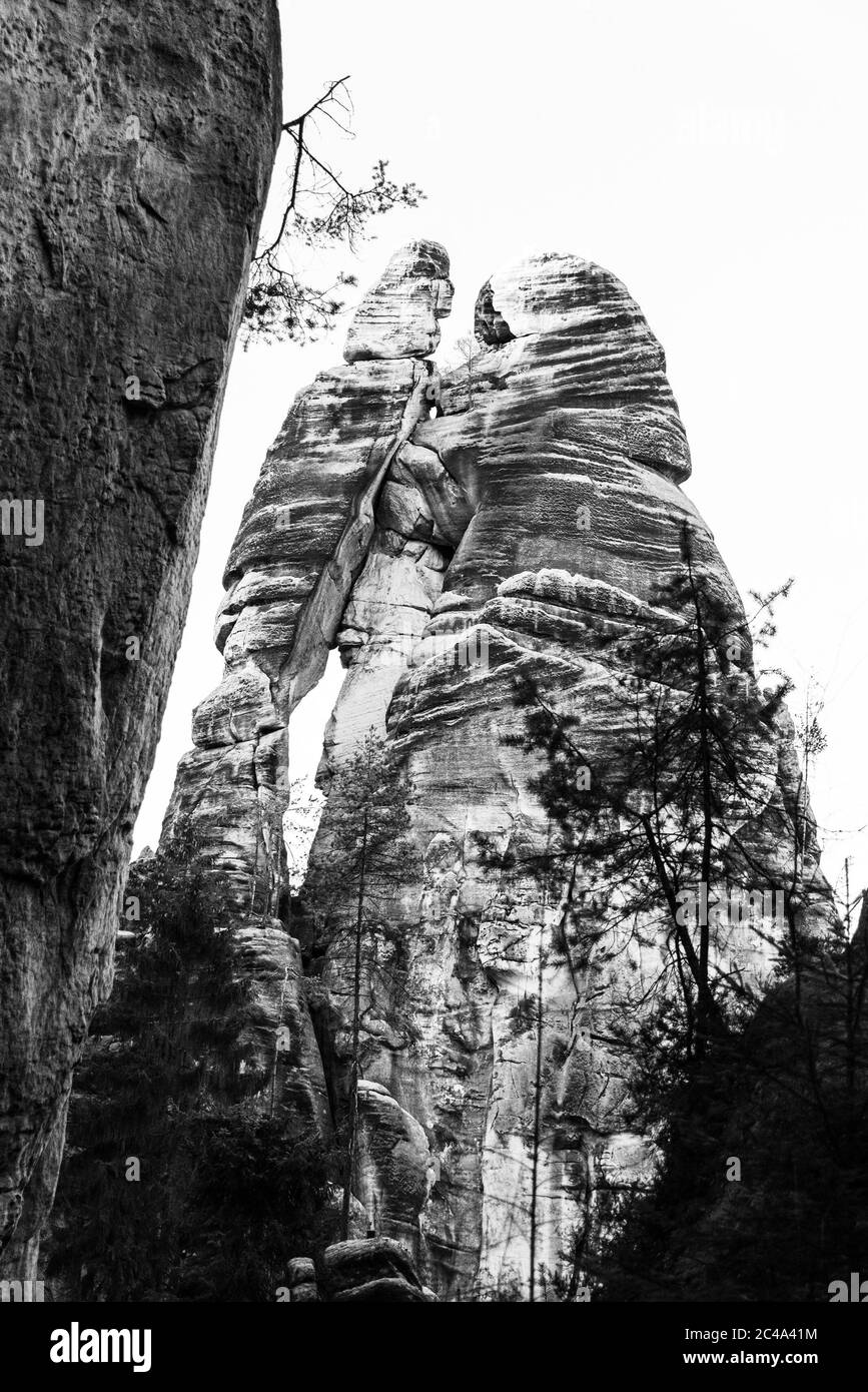 Lovers Sandstein-Felsformation in Adrspach Rocks, Tschechische Republik. Schwarzweiß-Bild. Stockfoto