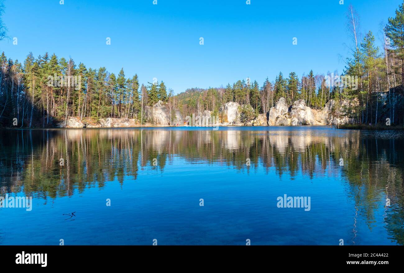 Natursee in Adrspach Felsen an sonnigen Herbsttag. Adrspach-Teplice Sandsteinfelsen Stadt, Tschechische Republik. Stockfoto