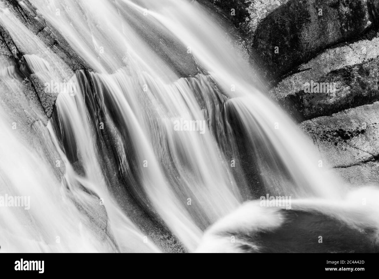 Mumlava Wasserfall im Herbst, Harrachov, Riesengebirge, Nationalpark Riesengebirge, Tschechische Republik. Schwarzweiß-Bild. Stockfoto