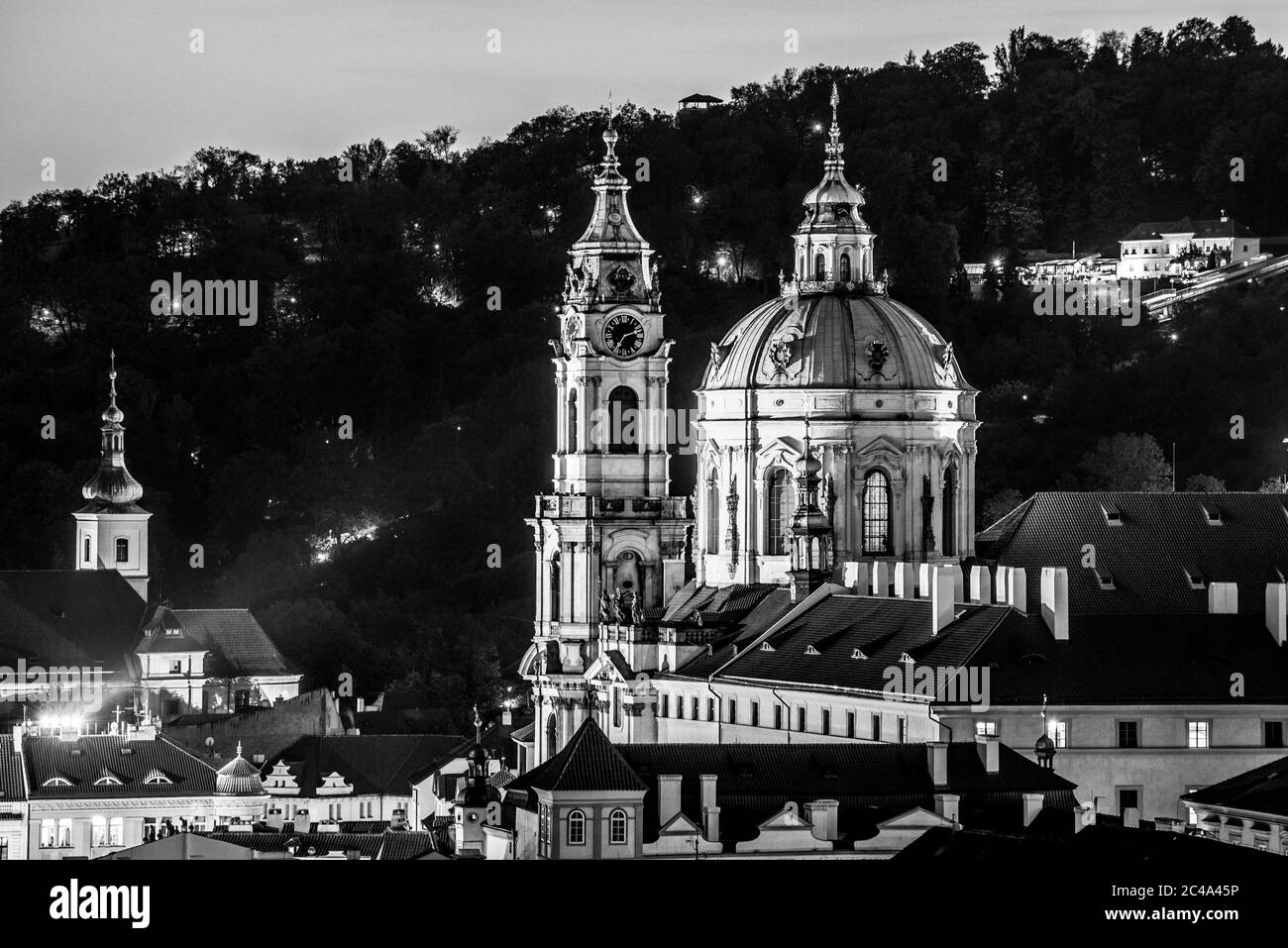 St. Nikolaus Kirche in Mala Strana, Kleinseite, am Abend, Prag, Tschechische Republik. Schwarzweiß-Bild. Stockfoto