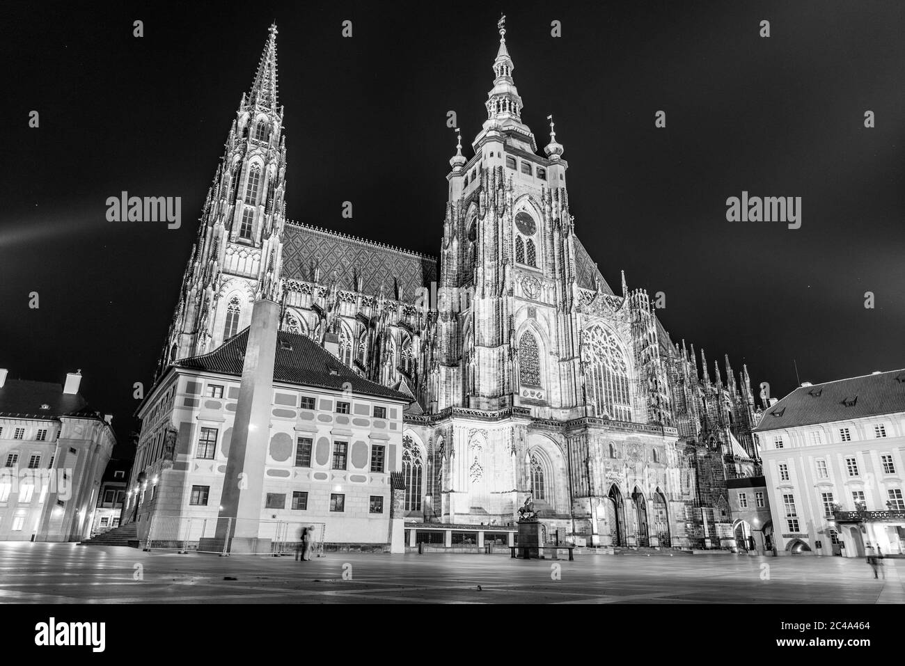 St. Veitsdom in Prager Burg bei Nacht, Prag, Tschechische Republik. Schwarzweiß-Bild. Stockfoto