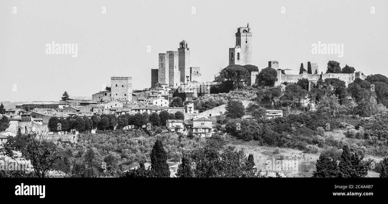 San Gimignano - mittelalterliche Stadt mit vielen Steintürmen, Toskana, Italien. Panoramablick auf die Stadt. Schwarzweiß-Bild. Stockfoto