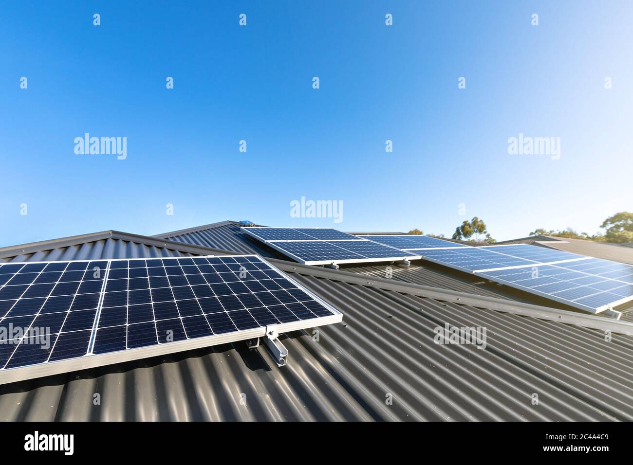 Neue Solarmodule auf dem Hausdach in Südaustralien installiert Stockfoto