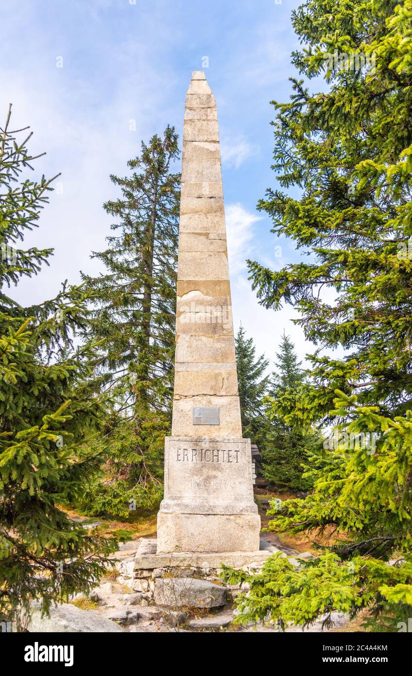 Steindenkmal von Adalbert Stifter - Schriftsteller der Böhmerberge von Sumava - über dem Plechy See, Nationalpark Sumava, Tschechische Republik. Stockfoto