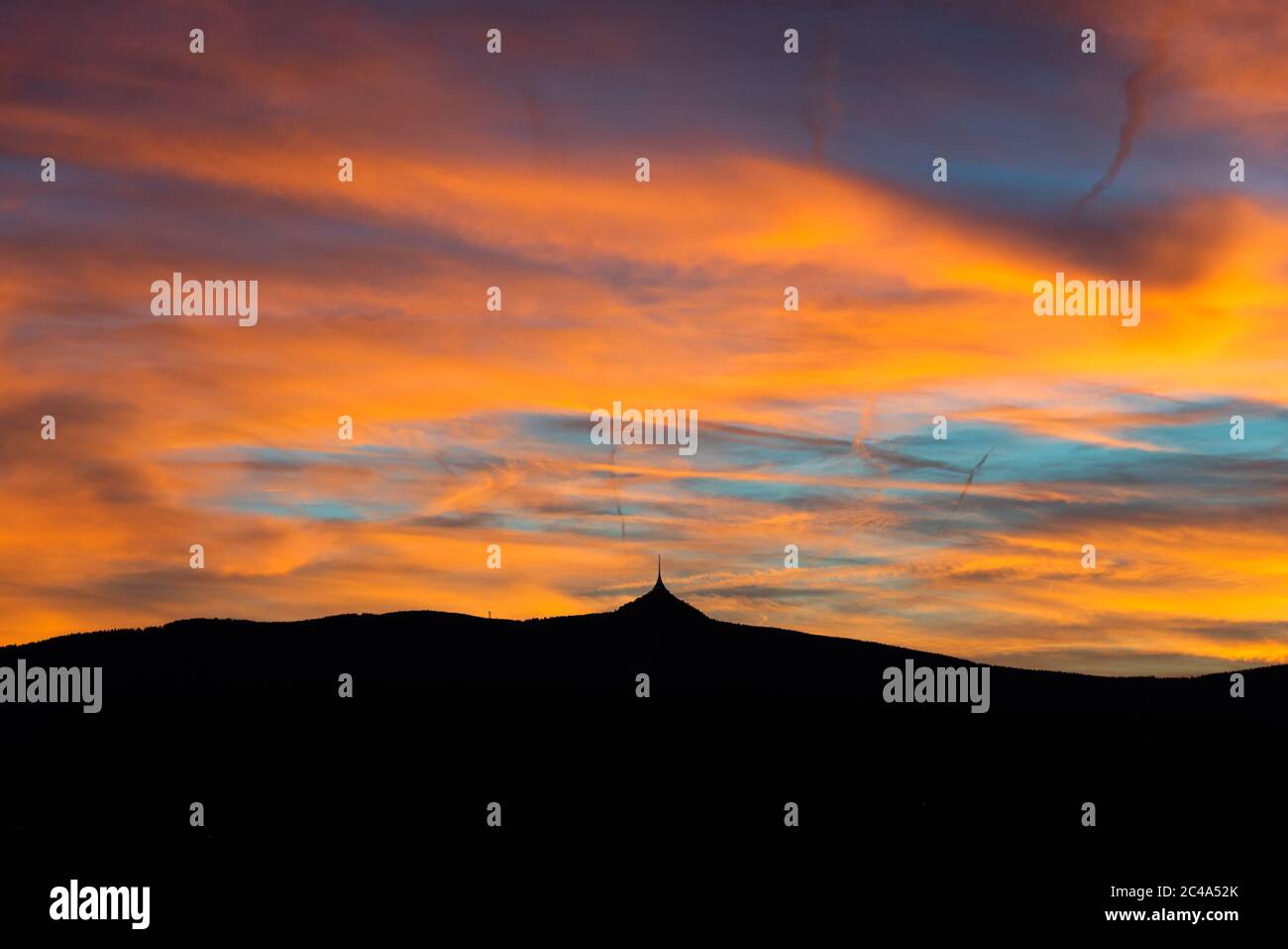 Silhouette des Berges Jested bei Sonnenuntergang, Liberec, Tschechische Republik. Stockfoto