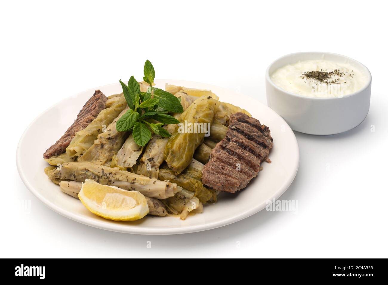 Kohl gefüllt mit Reis, Steak und Joghurt, nahöstliche Kohl gefüllt mit Reis und Rindfleisch Stockfoto
