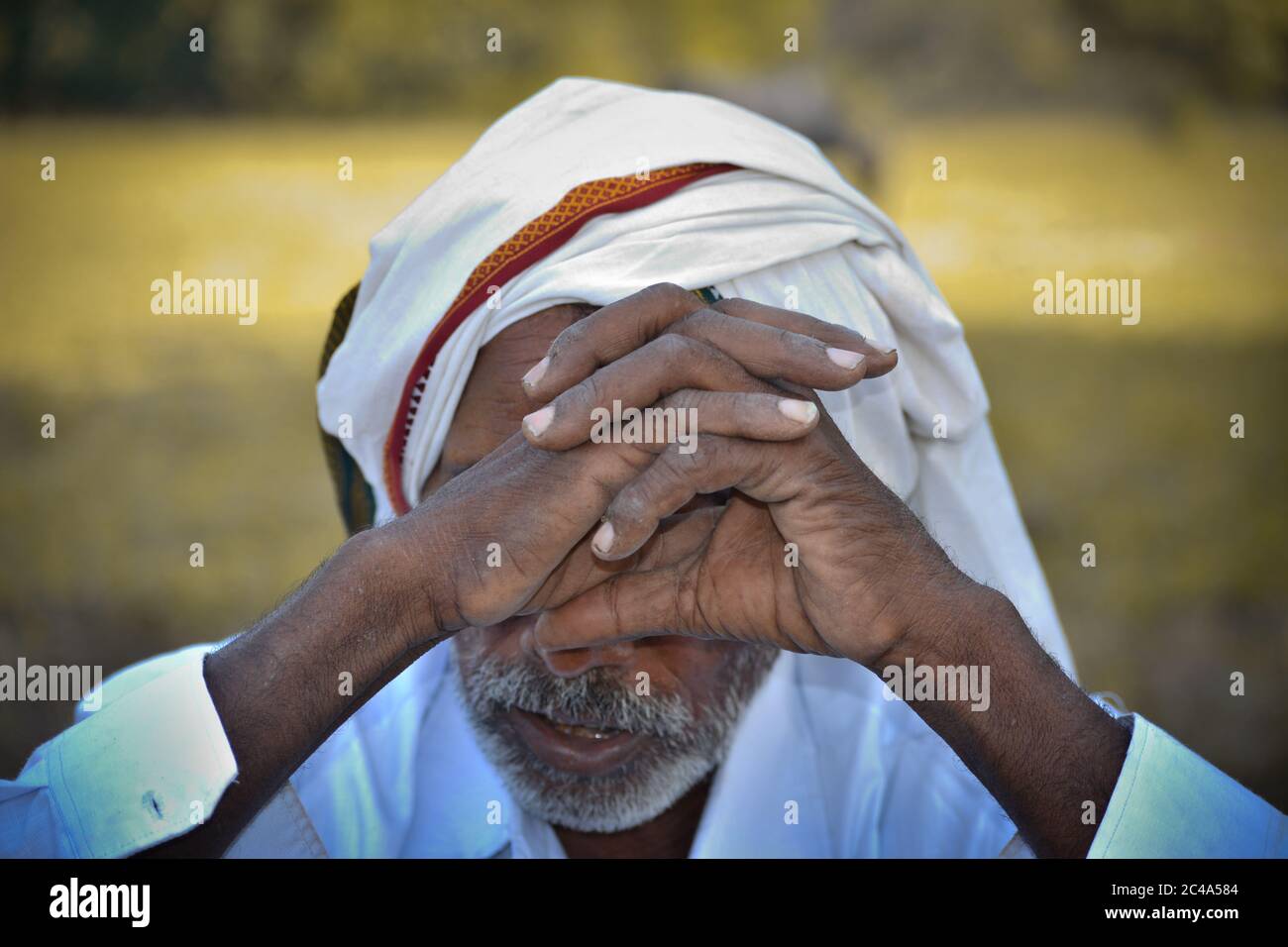 TIKAMGARH, MADHYA PRADESH, INDIEN - 01. NOVEMBER 2019: Alter Mann aus dem indischen Dorf in traditioneller indischer Dorftracht. Stockfoto
