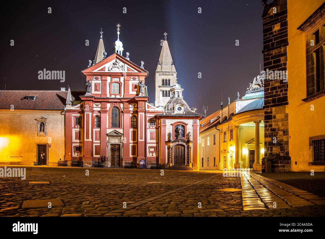 St. George Basilika in Prag Castle bei Nacht, Praha, Tschechische Republik. Stockfoto