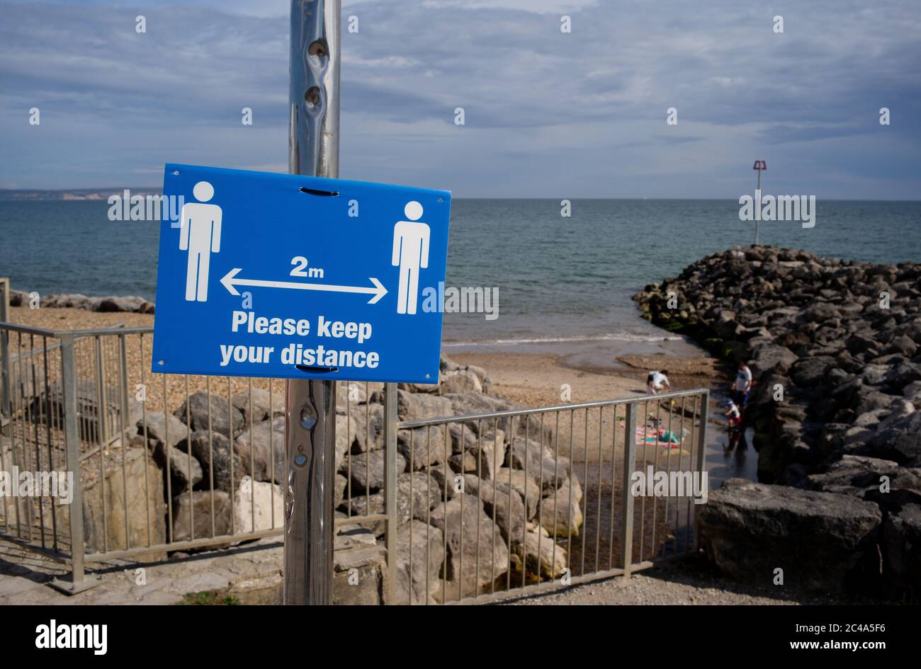 Zwei Meter halten Abstand Sozial distanzierenden Zeichen am highcliffe Strand, bournemouth. Stockfoto