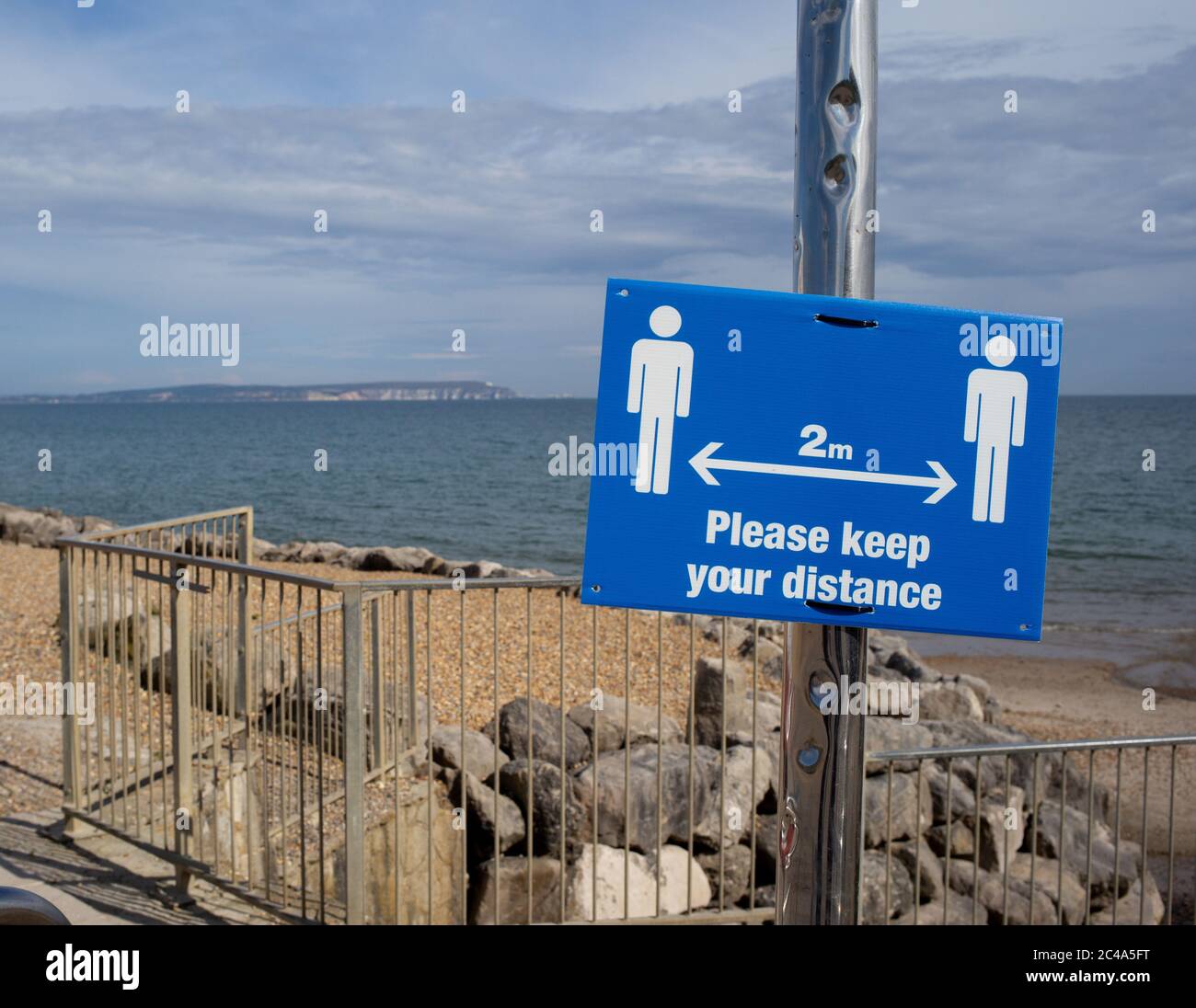 Zwei Meter halten Abstand Sozial distanzierenden Zeichen am highcliffe Strand, bournemouth. Stockfoto