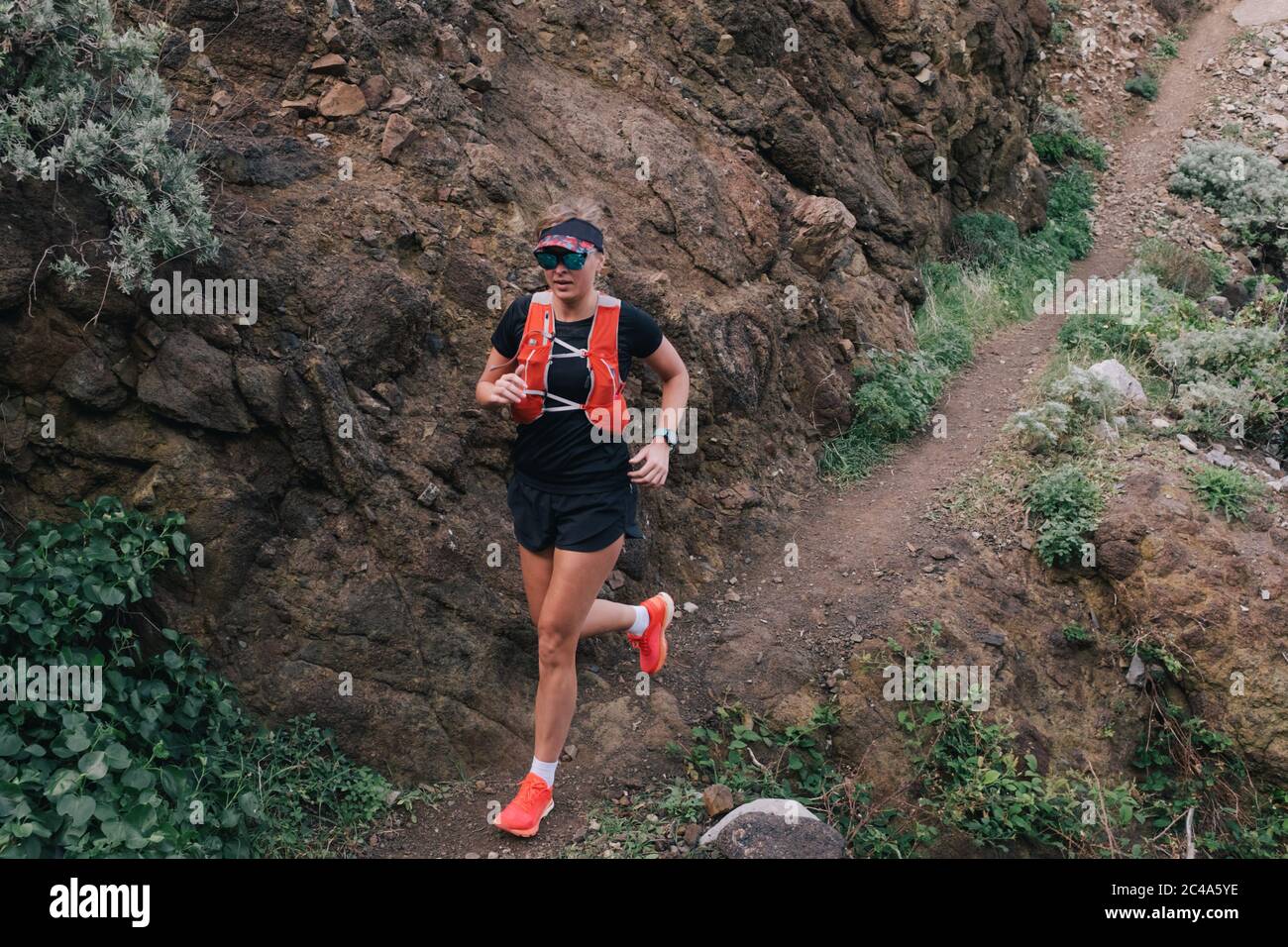 Sport Running Frau im Cross Country Trail Run Stockfoto