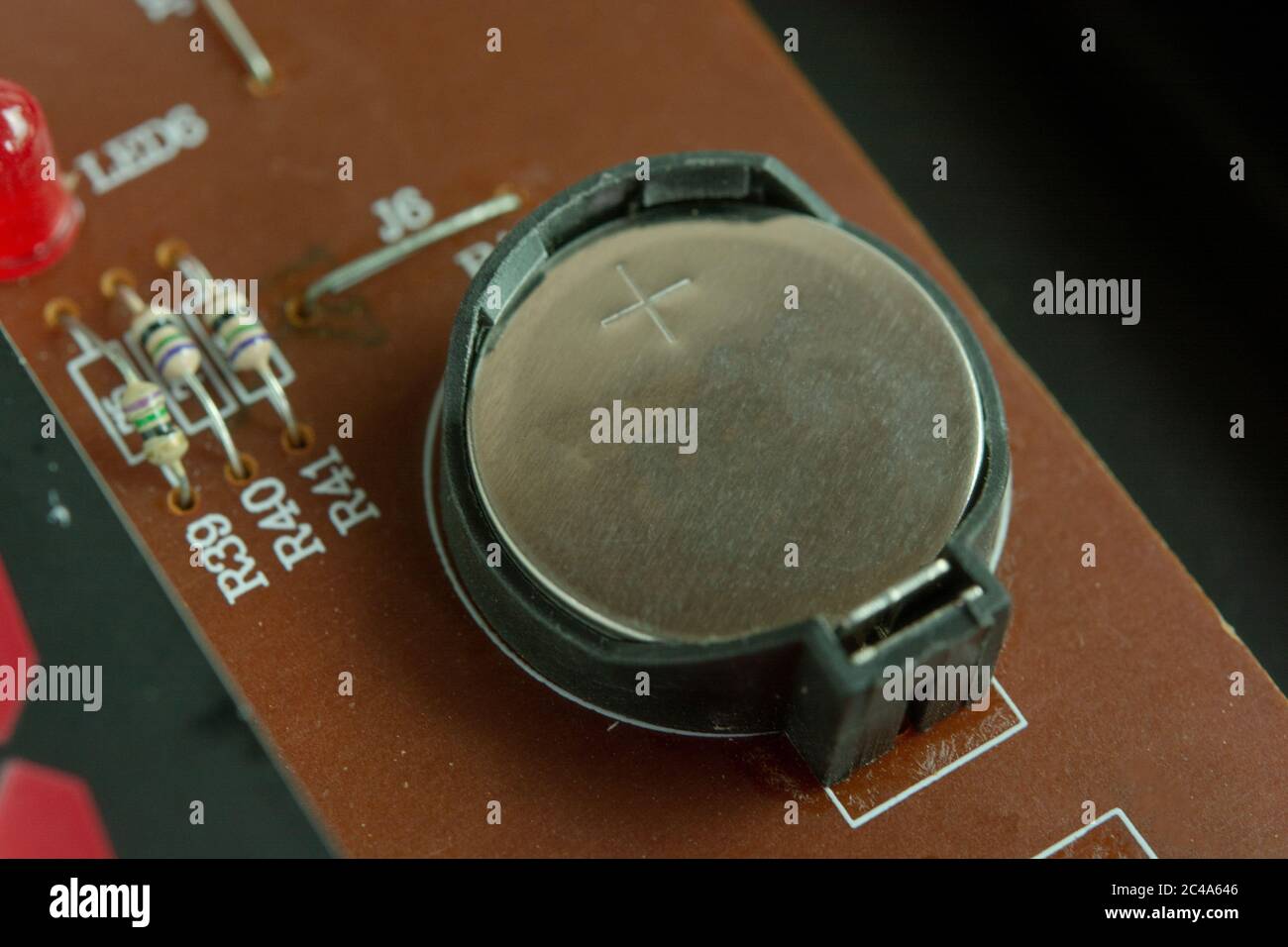Lithium-Batterie-Münze auf elektronischer Schaltung Stockfoto