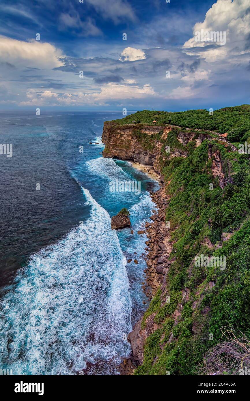 Toller Blick auf die Natur einer Klippe in der Nähe des Uluwatu Tempels in Bali.Weicher Fokuseffekt durch große Blendeneinstellung. Stockfoto