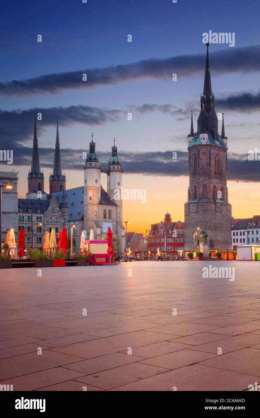 Halle, Deutschland. Stadtbild der historischen Innenstadt von Halle (Saale) mit dem Roten Turm und dem Marktplatz bei dramatischem Sonnenuntergang. Stockfoto
