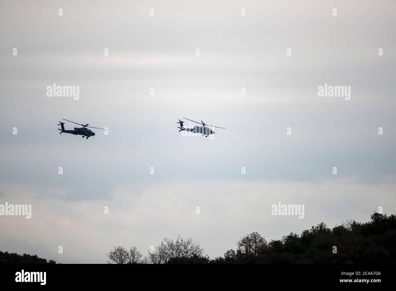 Askos, Griechenland - 14. Feb 2020: AH-64 Apache Helicopter nimmt an einer internationalen Militärübung mit echtem Feuer (Golden Fleece -20) zwischen Griechen Teil Stockfoto