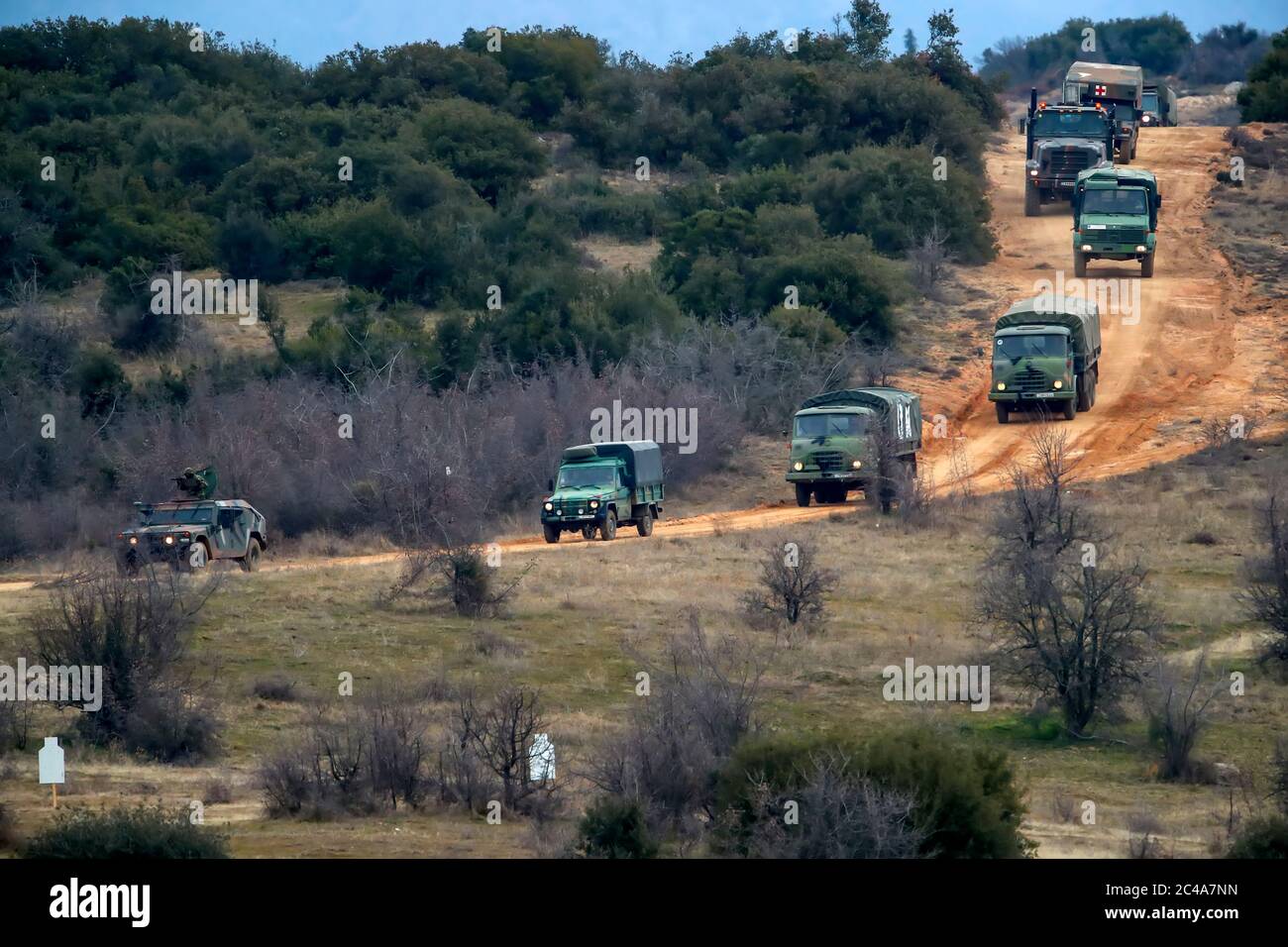 Askos, Griechenland - 14. Feb 2020: Militärfahrzeuge nehmen an einer internationalen Militärübung mit echtem Feuer (Goldenes Vlies -20) zwischen Griechisch, USA Teil Stockfoto