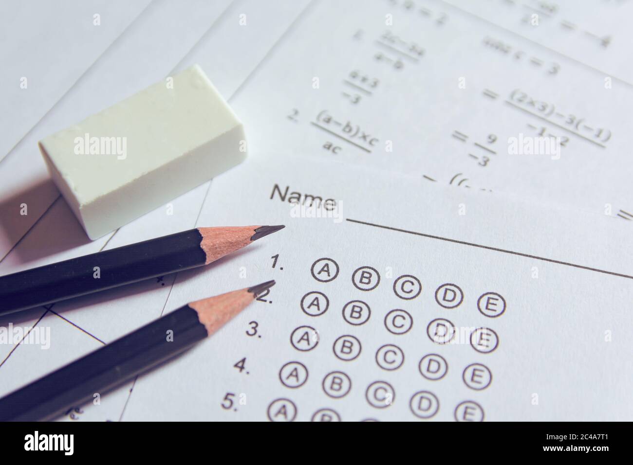 Bleistift und Radiergummi auf Fragebögen oder standardisierten Test Form mit Antworten sprudelte. multiple-choice-Antwort Blatt Stockfoto