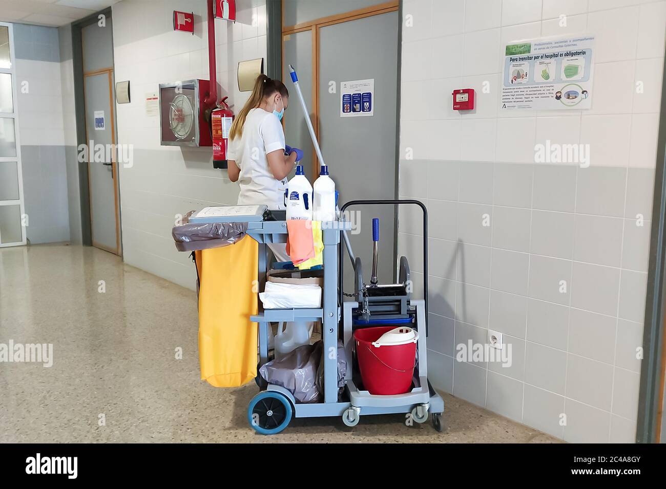 Huelva, Spanien - 16. Juni 2020: Reinigungsservice im Krankenhaus Juan Ramon Jimenez in Huelva, Spanien Stockfoto