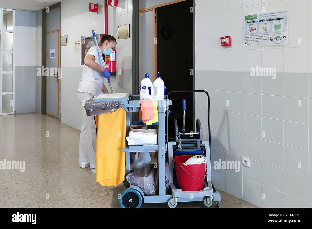 Huelva, Spanien - 16. Juni 2020: Reinigungsservice im Krankenhaus Juan Ramon Jimenez in Huelva, Spanien Stockfoto