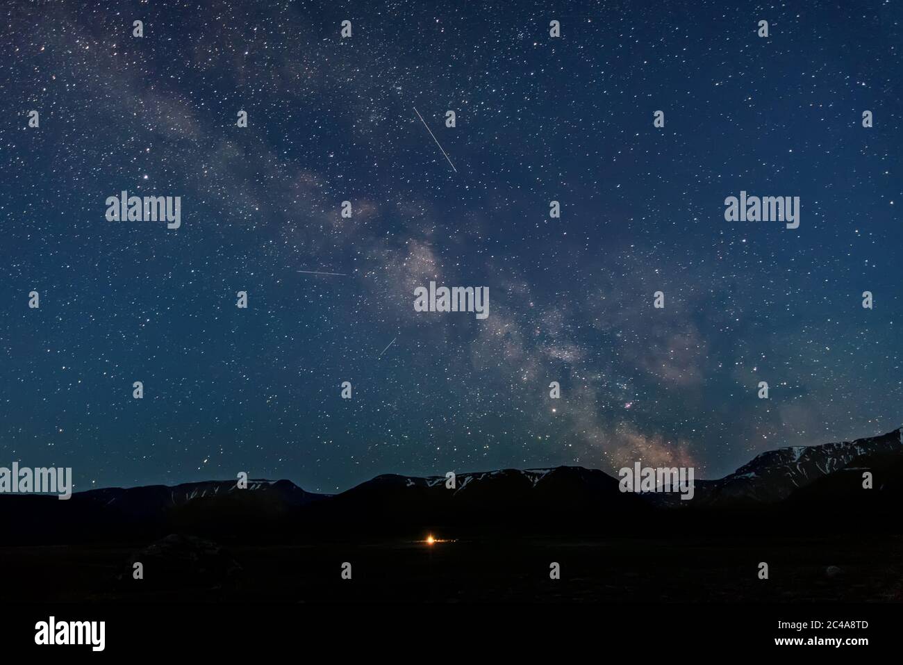 Nachtpanorama des Sternenhimmels mit der Milchstraßengalaxie, Sternen, Nebel und Meteoren, aufgenommen zur blauen Stunde in den Bergen Stockfoto