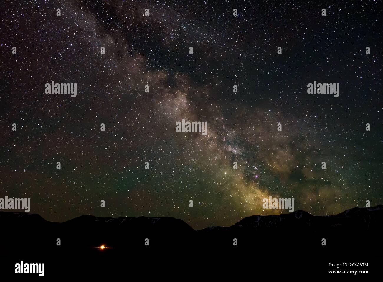 Nachtpanorama des Sternenhimmels mit der Milchstraßengalaxie, Sternen, Nebel und Meteoren in den Bergen Stockfoto