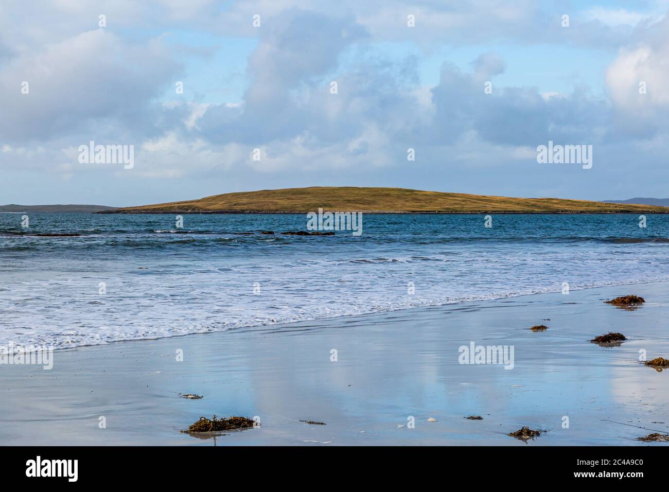 Ein Blick von Clachan Sands auf die Hebriden-Insel North Uist Stockfoto