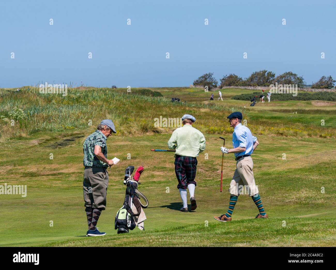 Aberlady, East Lothian, Schottland, Großbritannien, 25. Juni 2020. Wetter in Großbritannien: Die heiße Sonne auf dem Golfplatz Craigielaw bringt Männer in plus Vieren zum Golf spielen Stockfoto