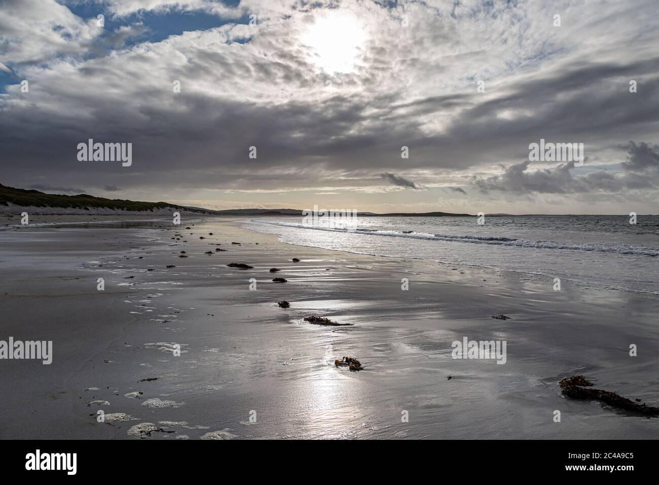 Sonnenlicht, das sich im nassen Sand spiegelt, bei Clachan Sands auf der Hebriden Insel North Uist Stockfoto