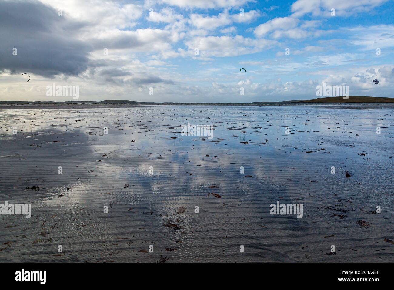 Reflexionen im Wasser bei Ebbe, Clachan Sands auf der Insel North Uist Stockfoto