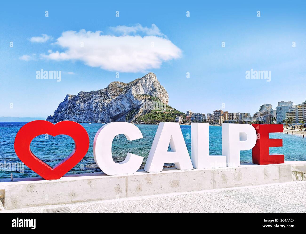 Calpe große Buchstaben mit roten Herzen Form als Symbol der Wahrzeichen Ort für Touristen an der Strandpromenade, Penyal d'IFAC Naturpark. Spanien Stockfoto