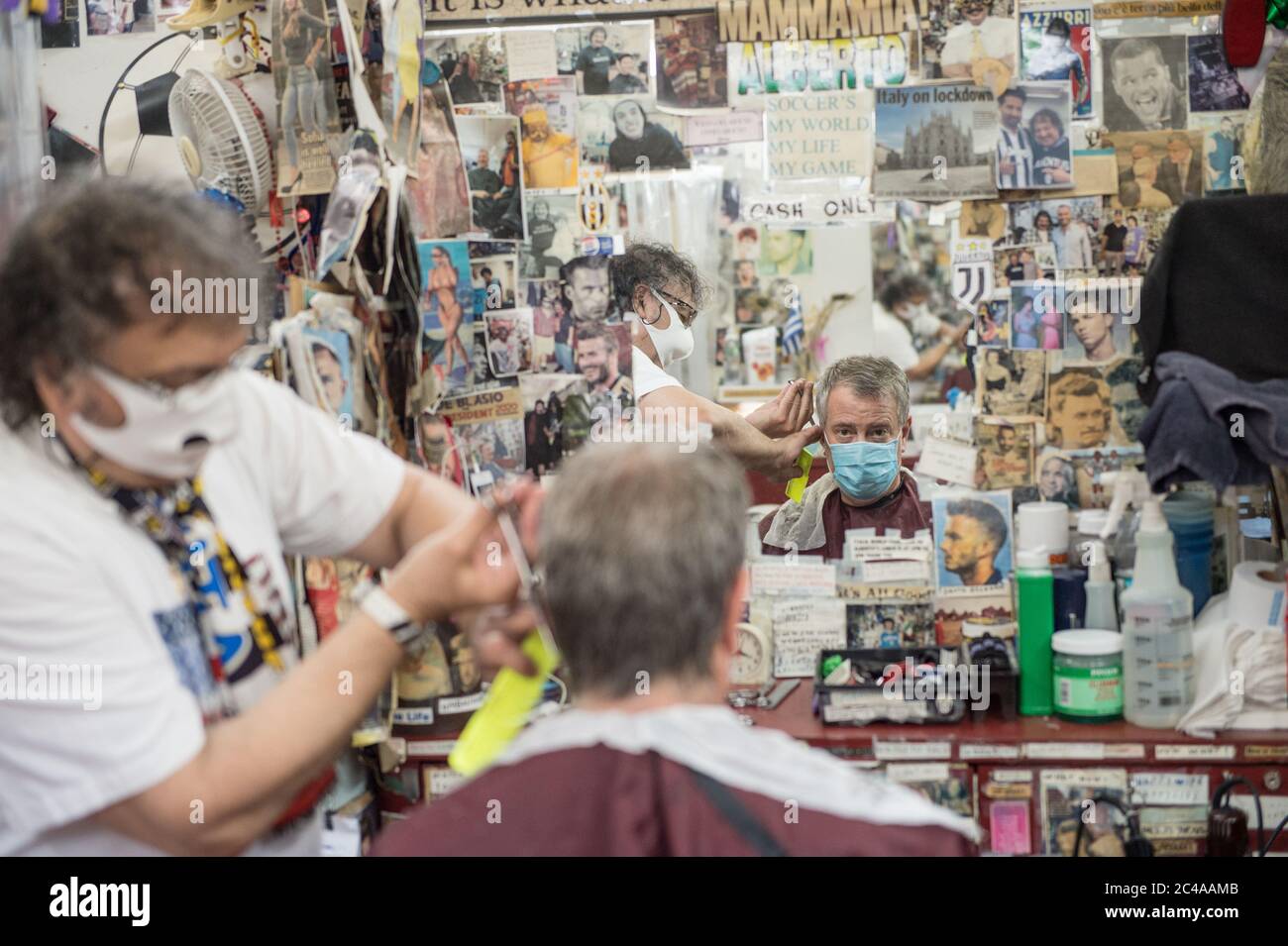 NYC Bürgermeister Bill De Blasio bekommt Haarschnitt während Phase 2 von New York City Covid19 Wiedereröffnungsplan von langjährigen Friseur Alberto Amore Stockfoto