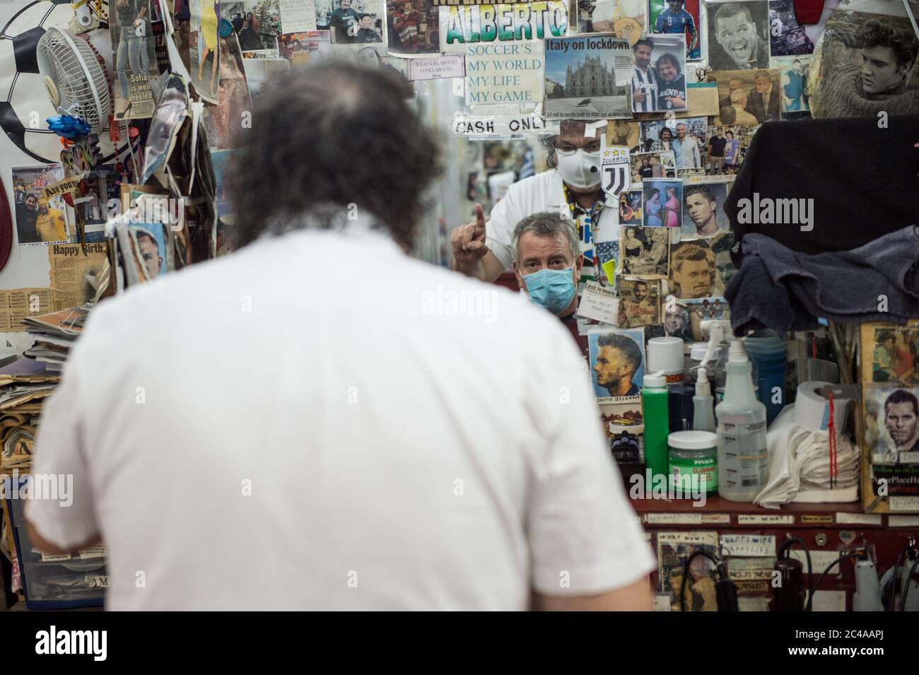 NYC Bürgermeister Bill De Blasio bekommt Haarschnitt während Phase 2 von New York City Covid19 Wiedereröffnungsplan von langjährigen Friseur Alberto Amore Stockfoto