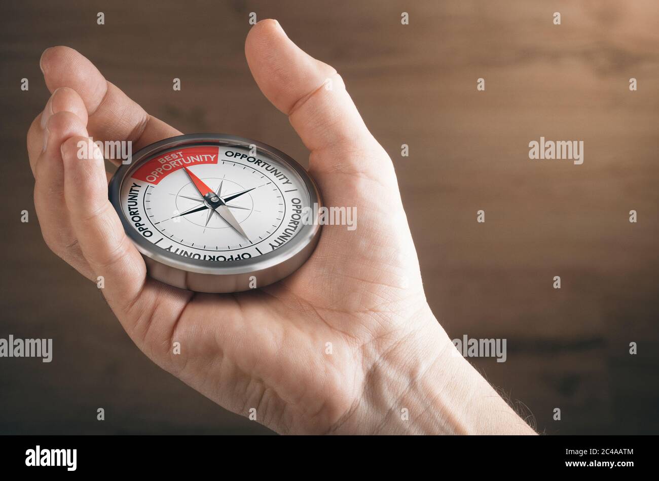 Mann Hand zeigt Kompass mit Nadel zeigt den Text beste Gelegenheit. Konzeptbild zur Darstellung von Geschäfts- oder Karrieremöglichkeiten. Stockfoto