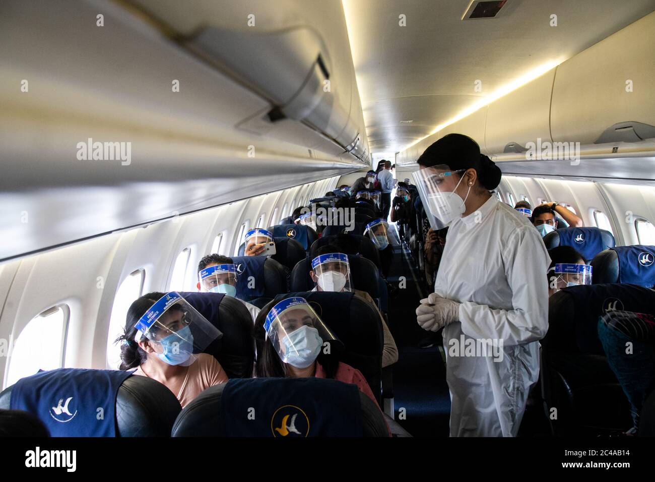 Eine Fluggastgeberin von Buddha Air mit Schutzanzug betreut Passagiere im Flugzeug während einer Scheinübung, um die notwendigen Vorbereitungen für die Wiederaufnahme der nationalen und internationalen Flüge nach Nepal zu treffen.flights.Commercial Flüge nach Nepal wurden seit dem 26. März wegen der Gefahr einer Coronavirus-Infektion ausgesetzt. Die Regierung bereitet sich auf die Eröffnung von kommerziellen Flügen vor, da das Infektionsrisiko sinkt. Stockfoto