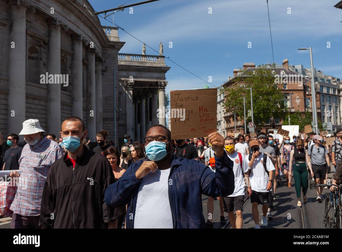 Dublin / Irland - 1. Juni 2020 : Tausende von Menschen marschierten in Solidarität mit Black Lives Matter Demonstranten in den Vereinigten Staaten durch Dublin. Stockfoto