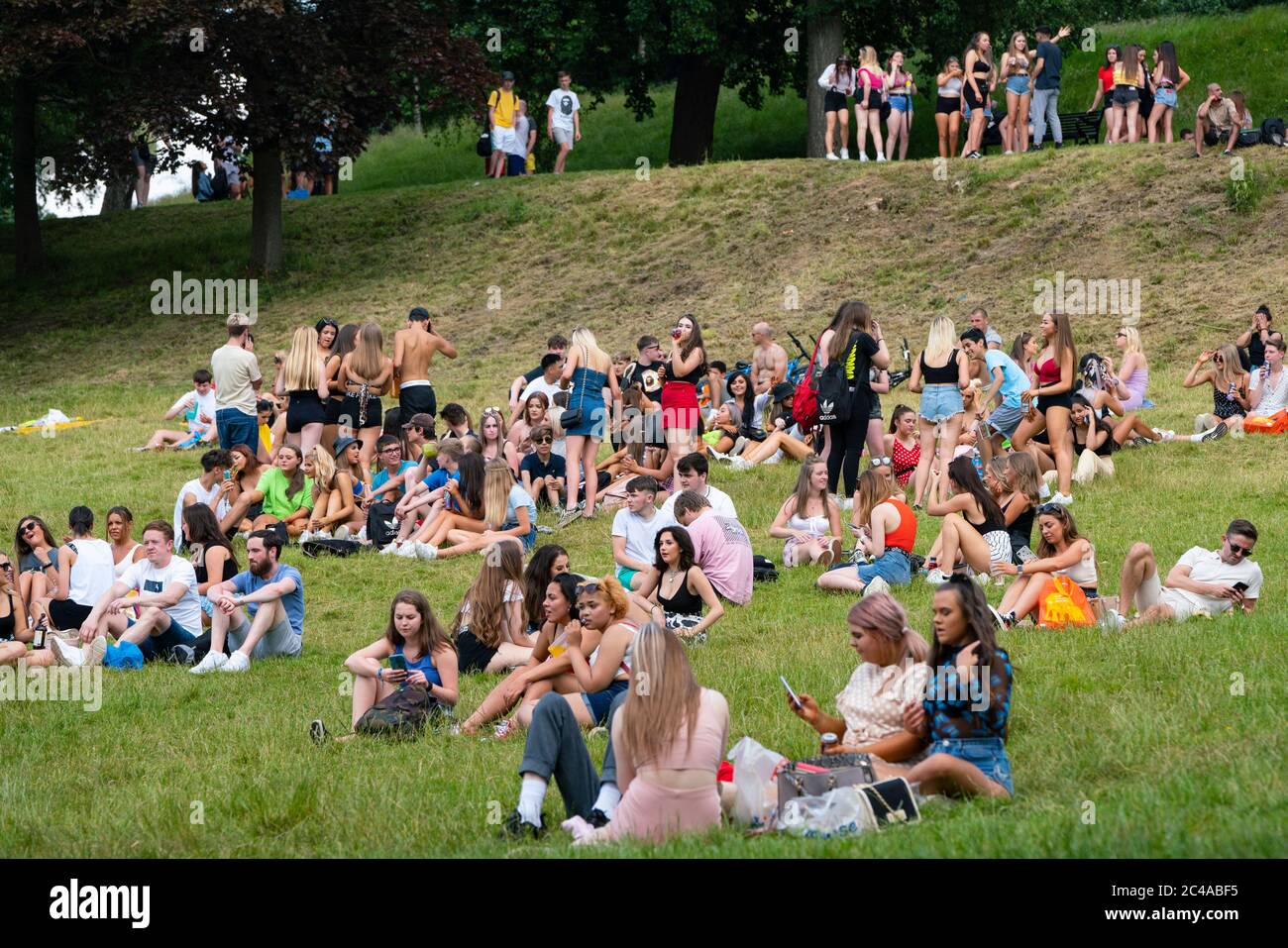 Glasgow, Schottland, Großbritannien. Juni 2020. 25 Im Kelvingrove Park im Westende der Stadt strömten viele junge Menschen, um die Sonne und die heißen Temperaturen von bis zu 28 Grad zu genießen. Iain Masterton/Alamy Live News Stockfoto