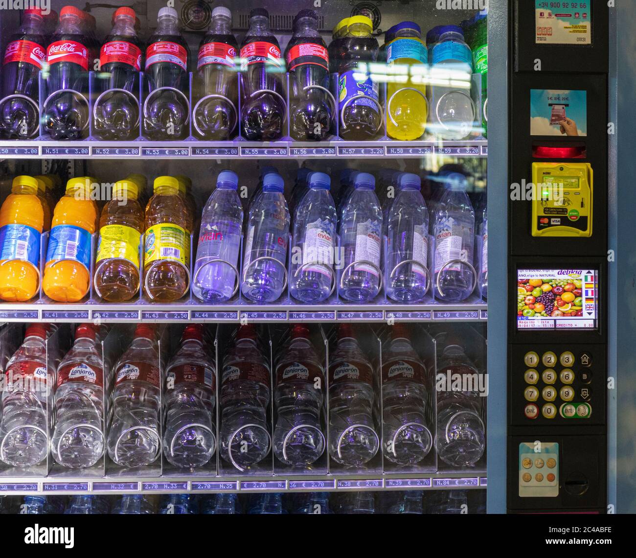 Getränkeautomat in Malaga Flughafen, Spanien Stockfotografie - Alamy