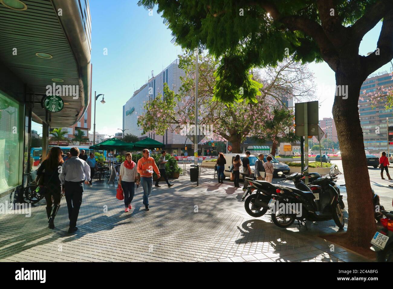 Calle Hilera mit dem Kaufhaus El Corte Ingles im Hintergrund. Malaga, Costa del Sol, Provinz Malaga, Andalusien, Südspanien. Stockfoto