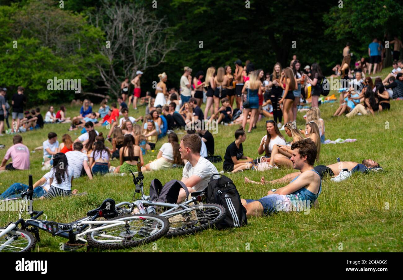 Glasgow, Schottland, Großbritannien. Juni 2020. 25 Im Kelvingrove Park im Westende der Stadt strömten viele junge Menschen, um die Sonne und die heißen Temperaturen von bis zu 28 Grad zu genießen. Iain Masterton/Alamy Live News Stockfoto