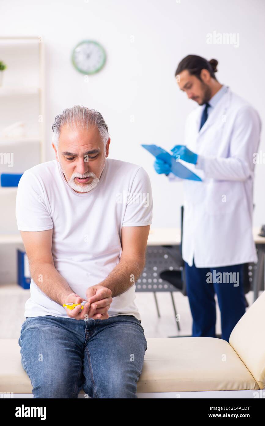Patient leidet an Diabetes Hausarzt Stockfoto