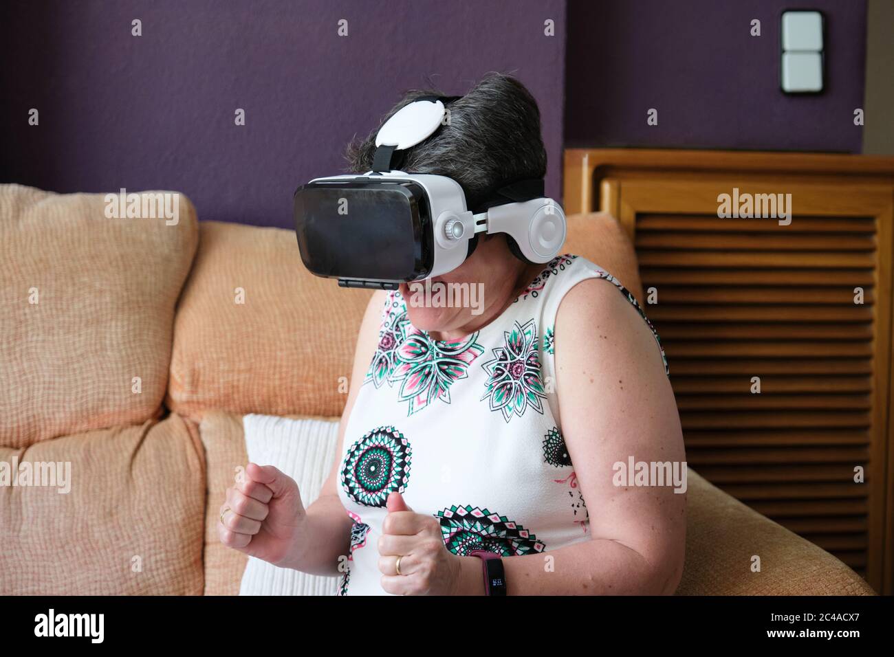 Frau hat Angst, was sie in einer Virtual Reality Brille sagt. Neues Technologiekonzept. Stockfoto