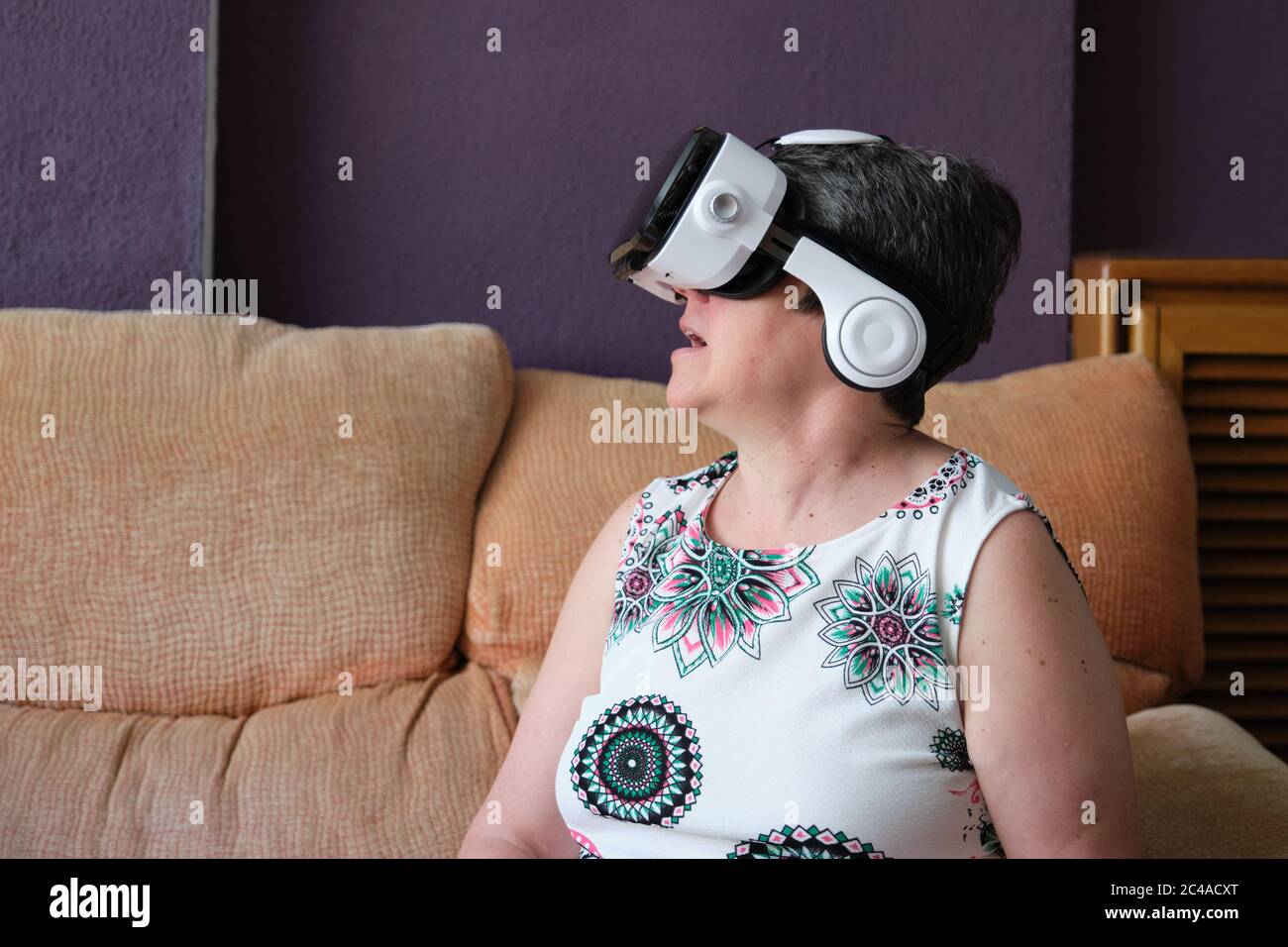 Frau erstaunt über das, was sie in Virtual Reality Brille sagt. Neues Technologiekonzept. Stockfoto