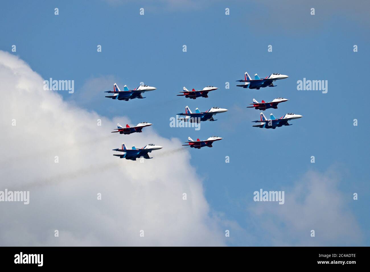 Russische Luftstreitkräfte Jet-Kämpfer Mig-29 Fulcrum führen Demonstration Flug in den Himmel während der Siegesparade Stockfoto