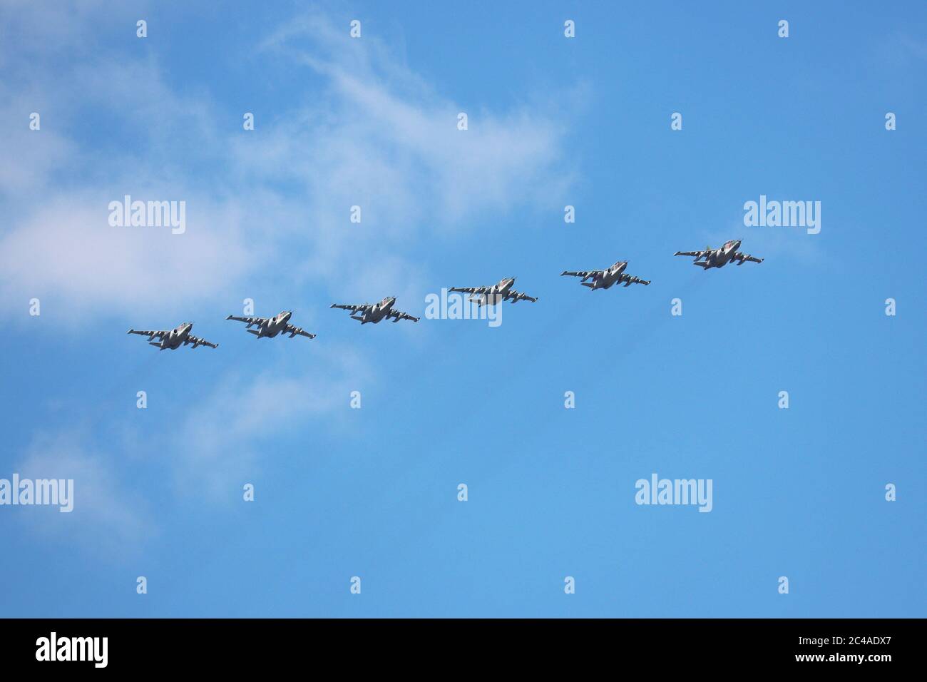 Russische militärische Angriffsflugzeug Su-25 (NATO-Kodifizierung Frogfoot) führen Demonstrationsflug in den Himmel während der Siegesparade Stockfoto