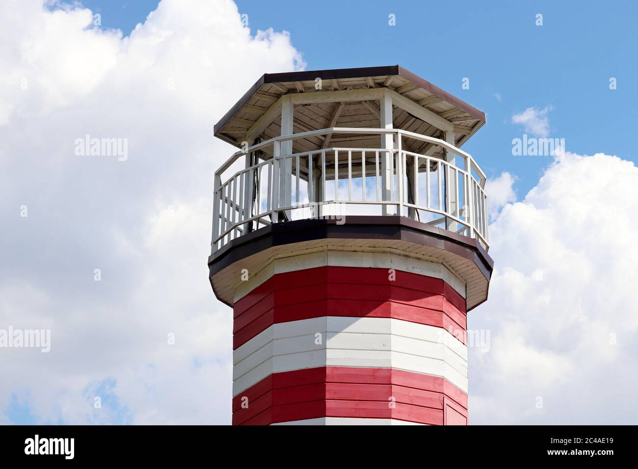 Leuchtturm Turm gegen blauen Himmel und weißen Wolken Stockfoto