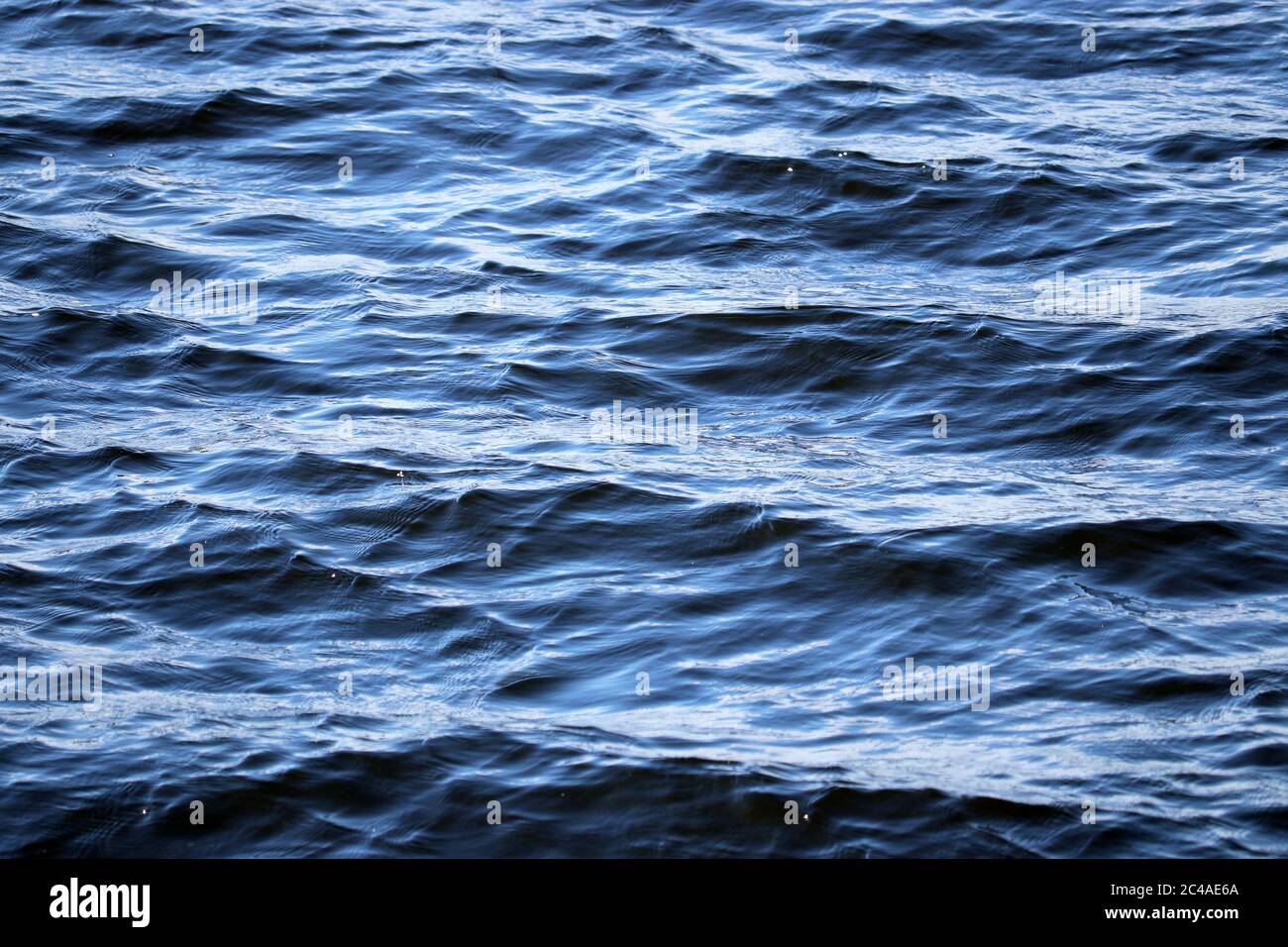Wasseroberfläche Textur von tiefblauem Meer. Weiche Wellen, Wellenwasser für Hintergrund Stockfoto