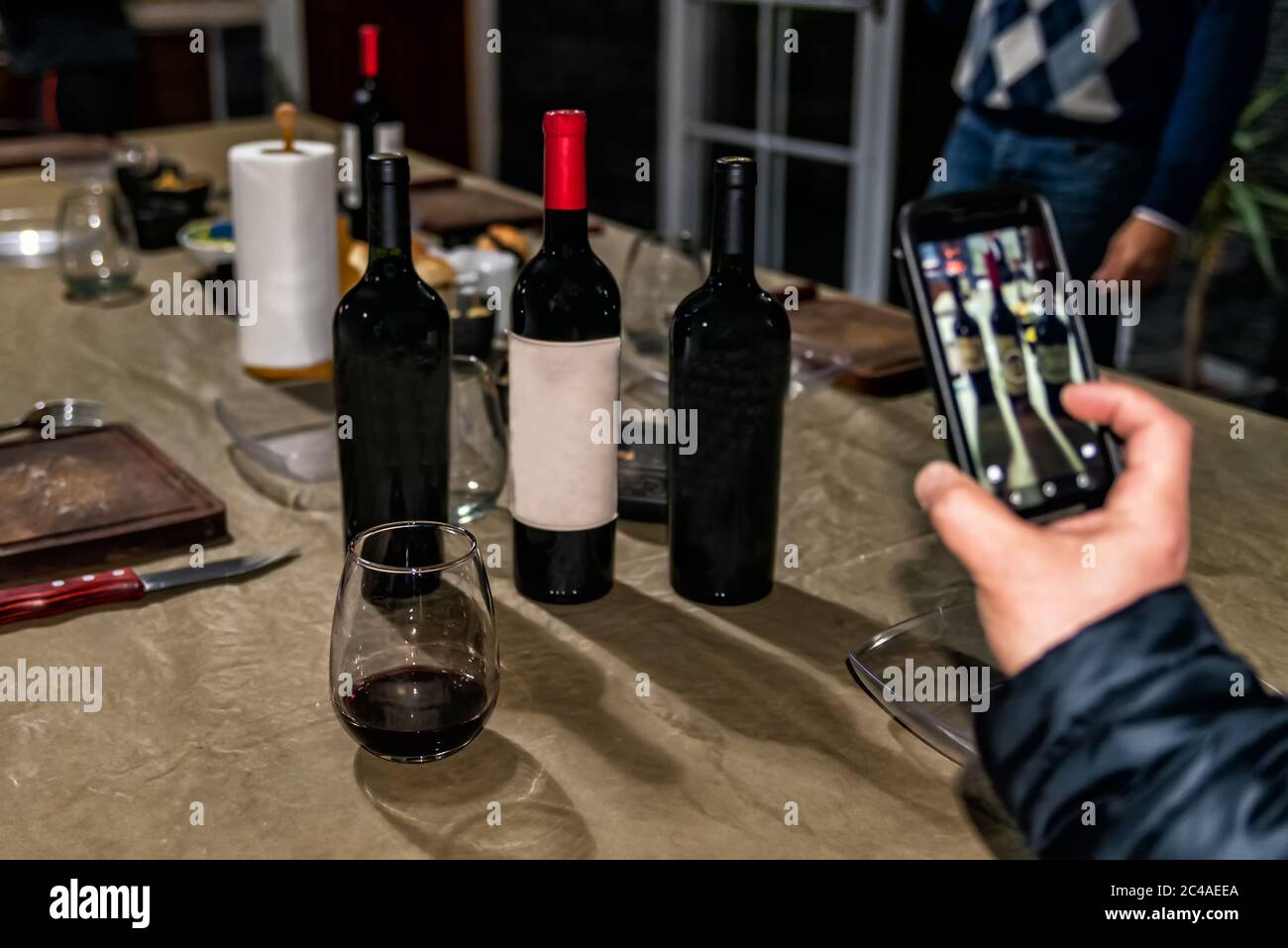 Das Konzept des Weinkonsums. Weinflaschen, Gläser. Flaschen Wein mit Platz zum Schreiben.Raum zum Schreiben von Text. Stockfoto