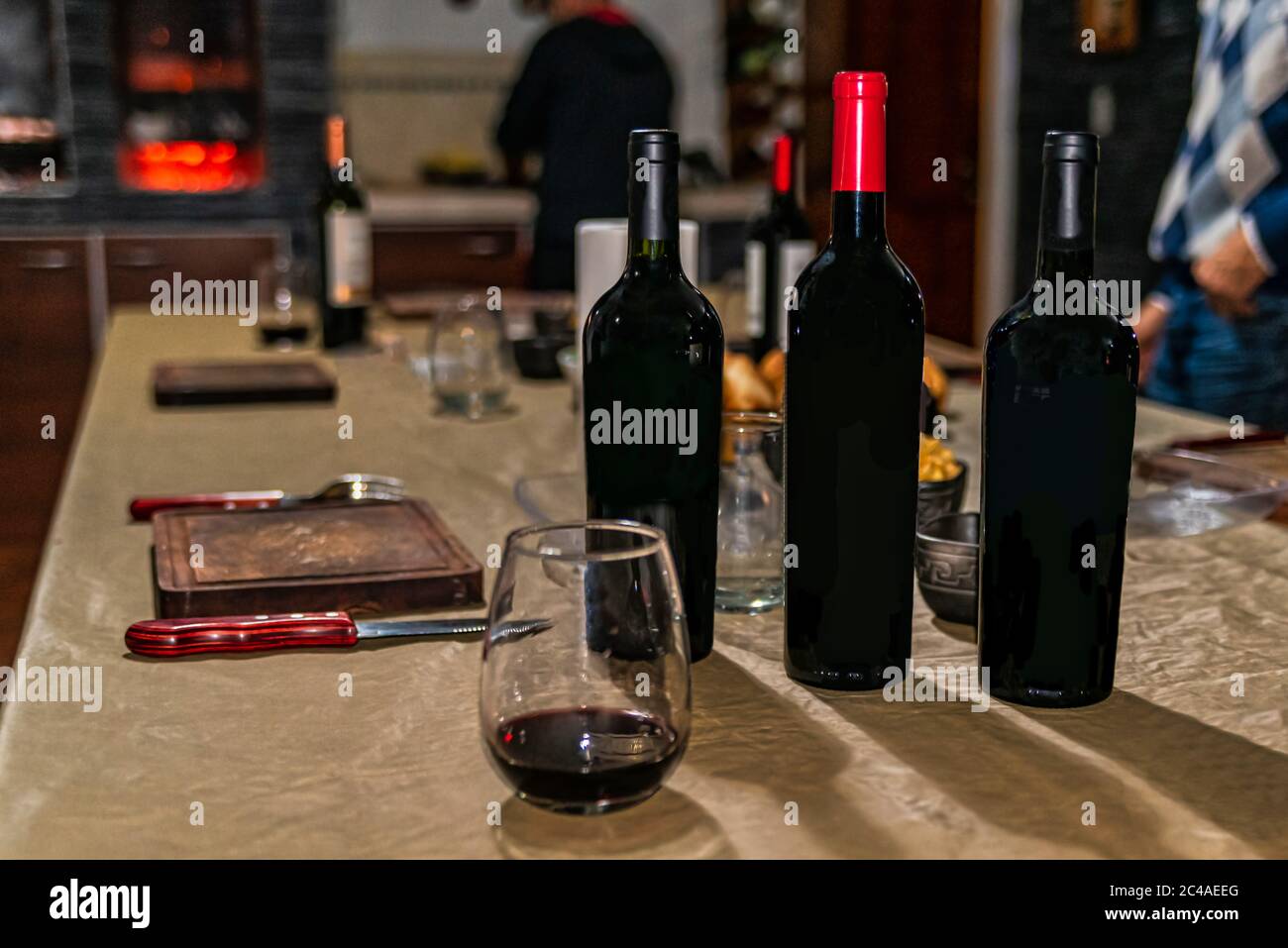 Das Konzept des Weinkonsums. Weinflaschen, Gläser. Flaschen Wein mit Platz zum Schreiben.Raum zum Schreiben von Text. Stockfoto