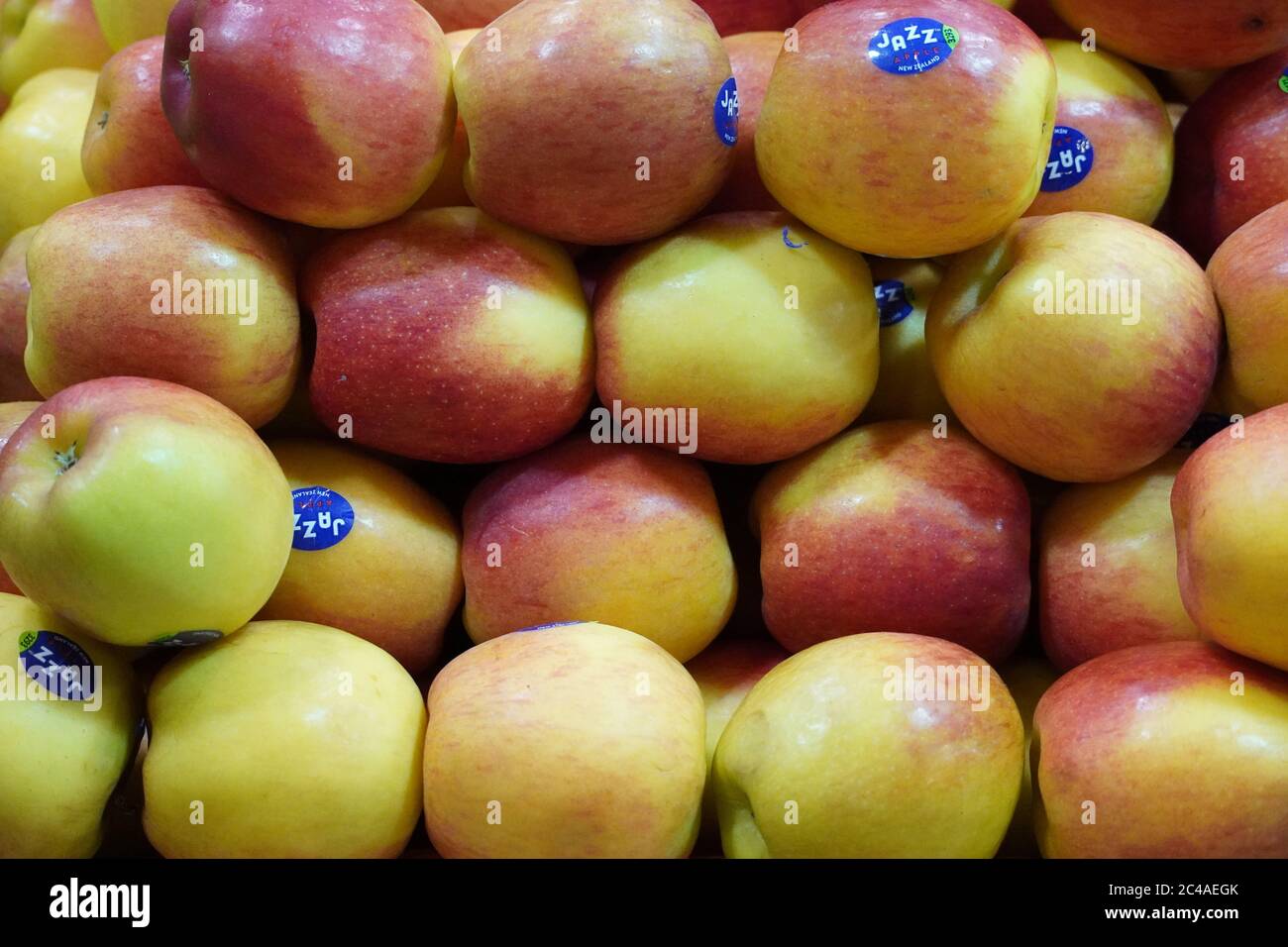 Dubai VAE - November 2019: Apfelstrauß im Supermarkt. Apple auf Verkauf Regale im Supermarkt. Frische reife Äpfel schön dargestellt. Stockfoto